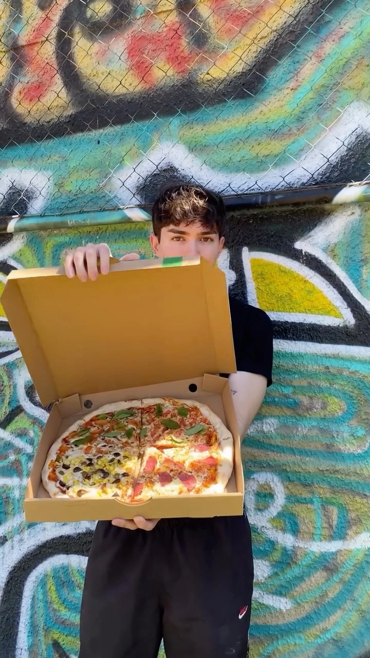 Pizza OG recién salida del horno