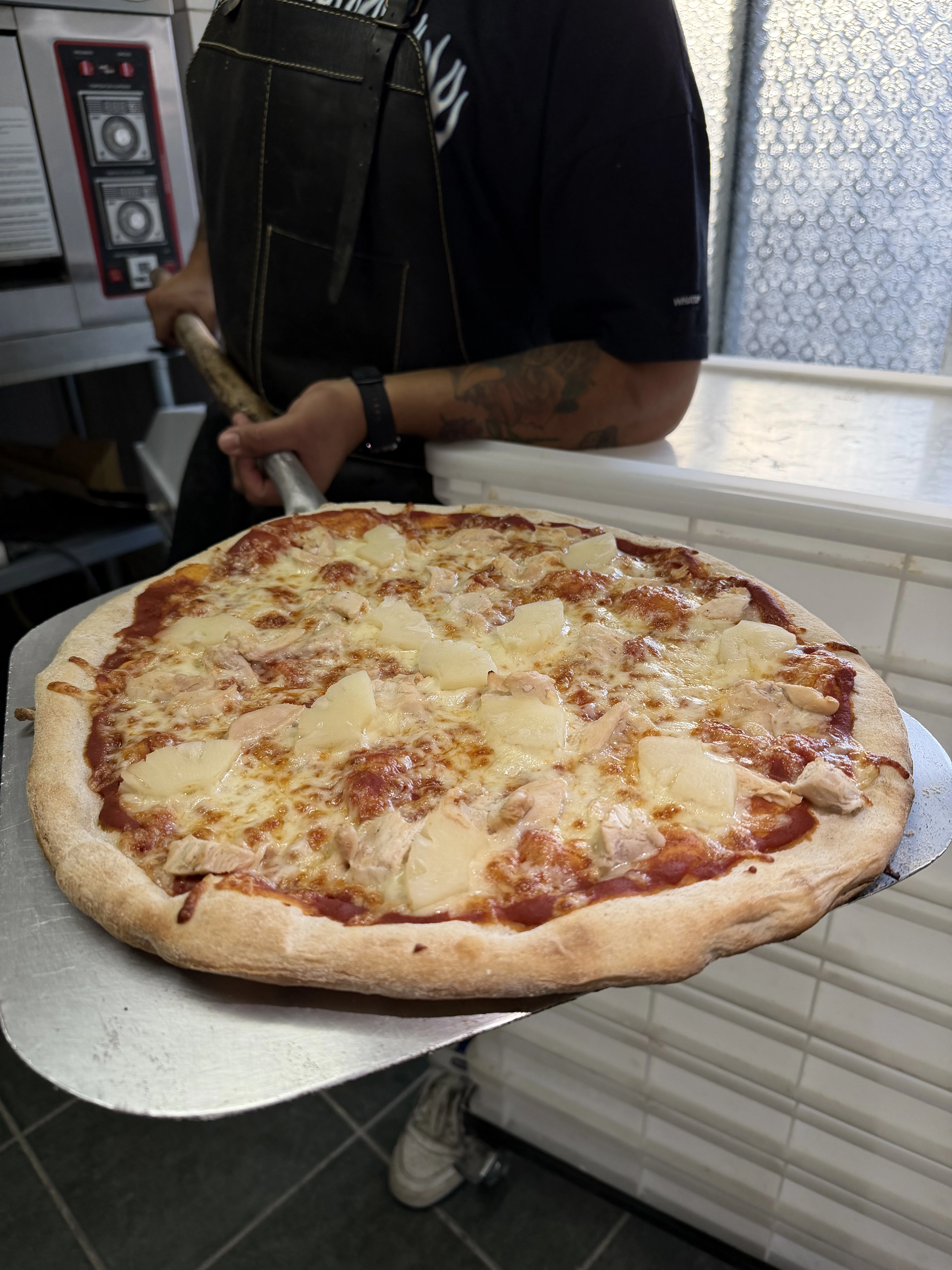 Pizza Real Pesto recién preparada en caja